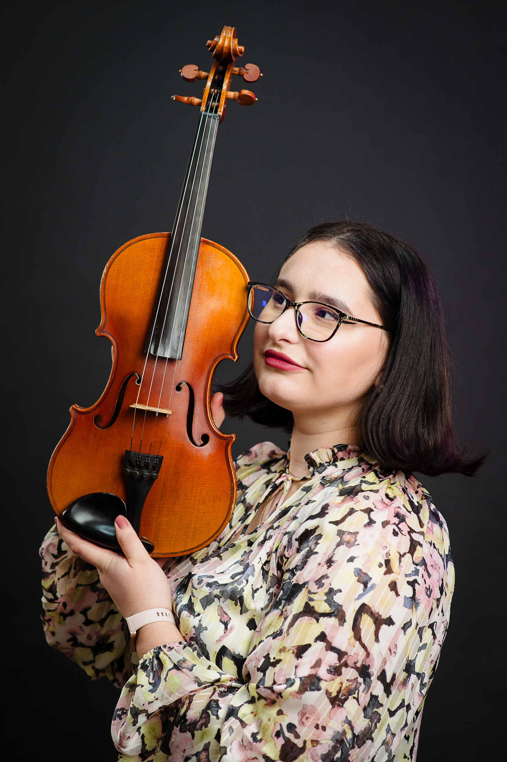 Lucia cantand la vioara